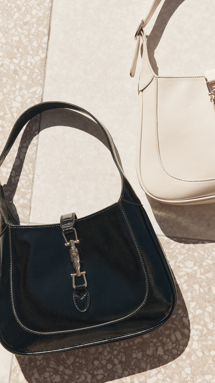 Bolsa de Ombro Alix - Preto Texturizado com Acabamento Envernizado