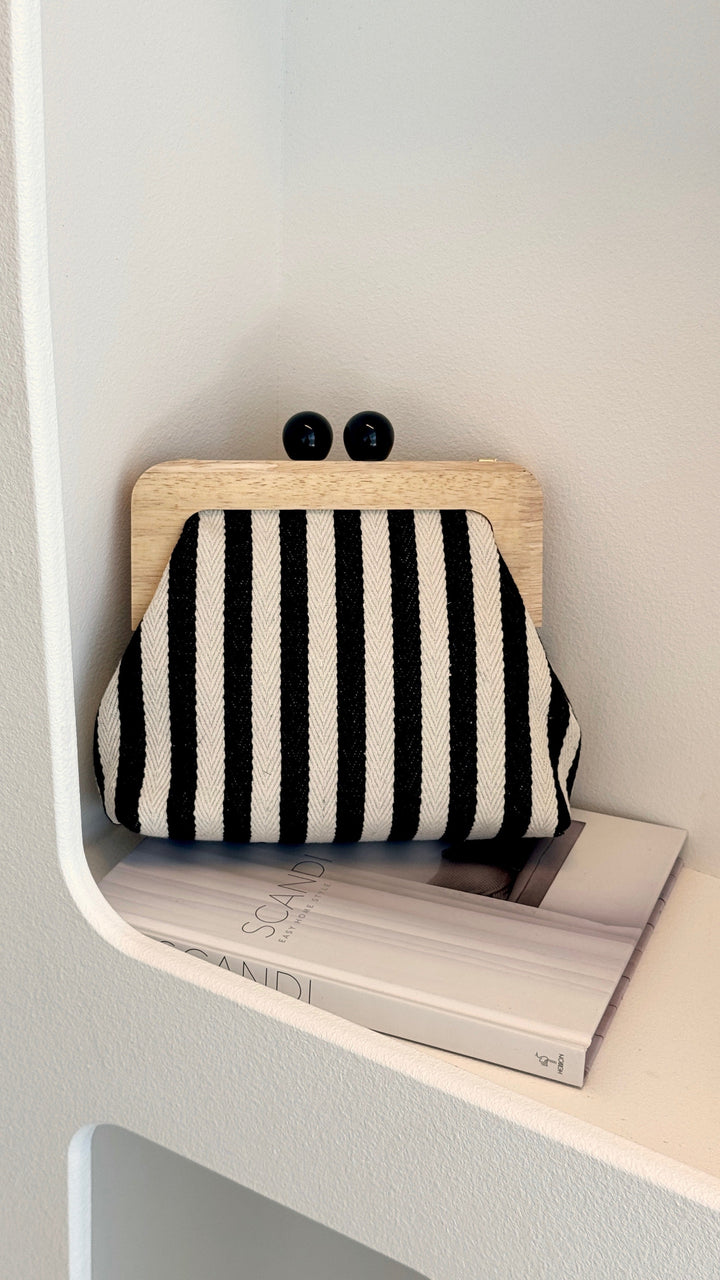 Bolsa de Lona com Detalhe Listrado - Preto e Branco