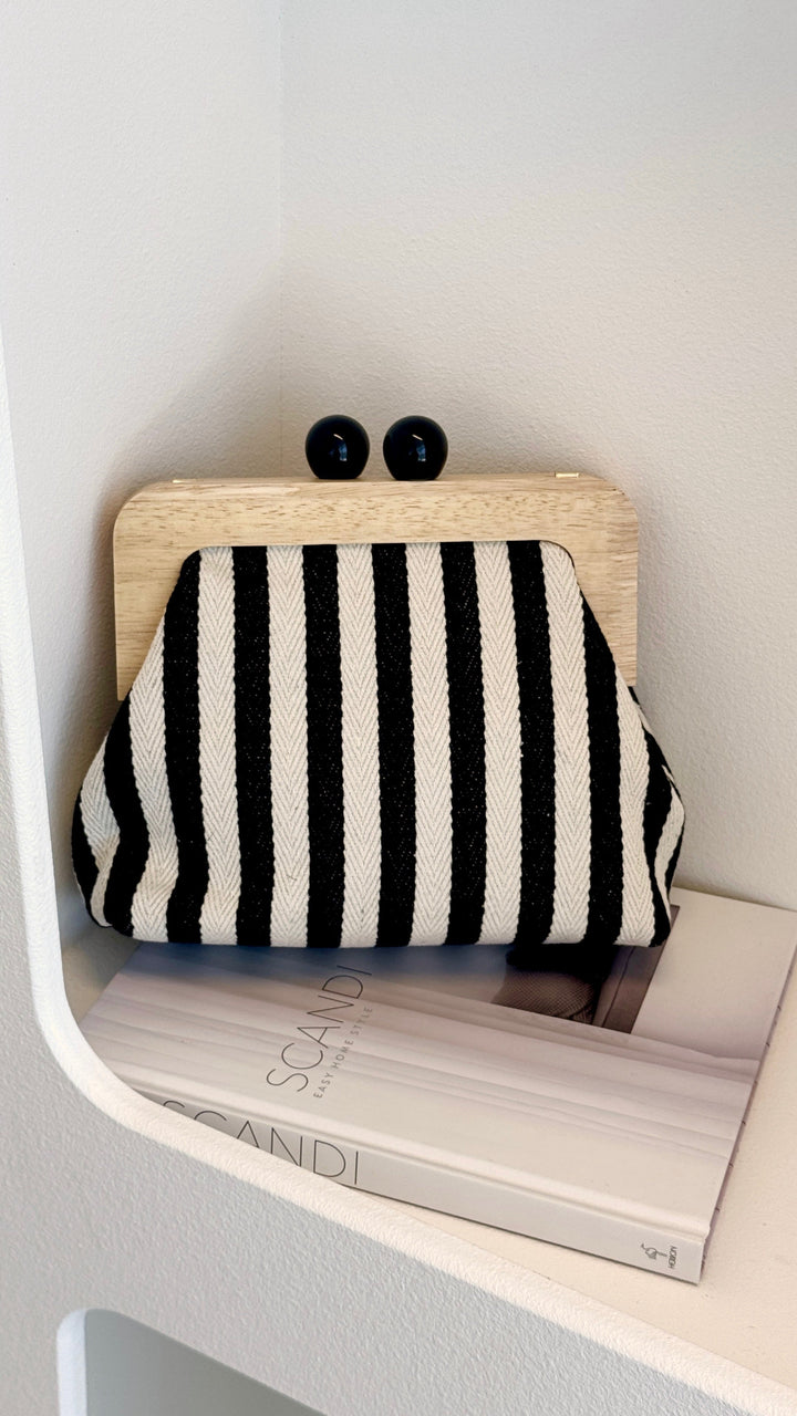 Bolsa de Lona com Detalhe Listrado - Preto e Branco