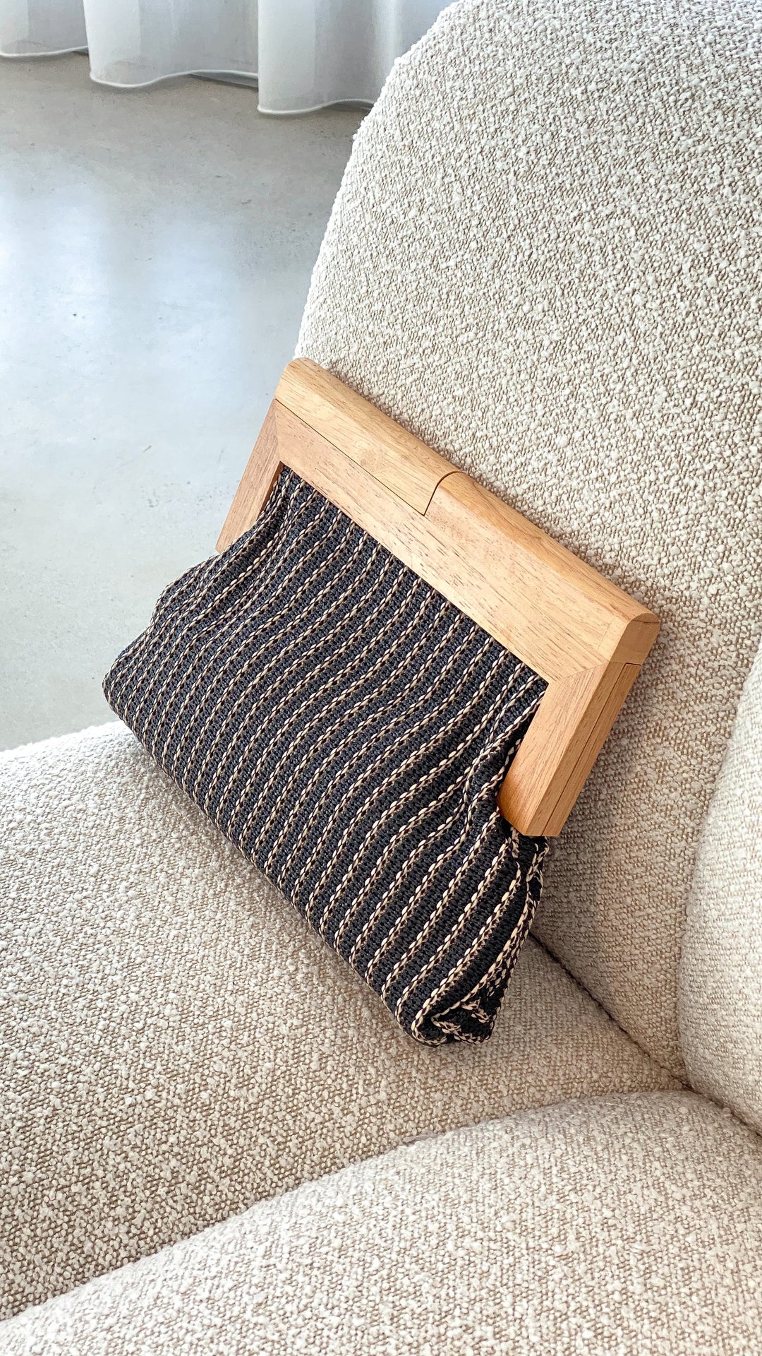 Clutch Zoey com Listras Finas e Estrutura de Madeira - Preto