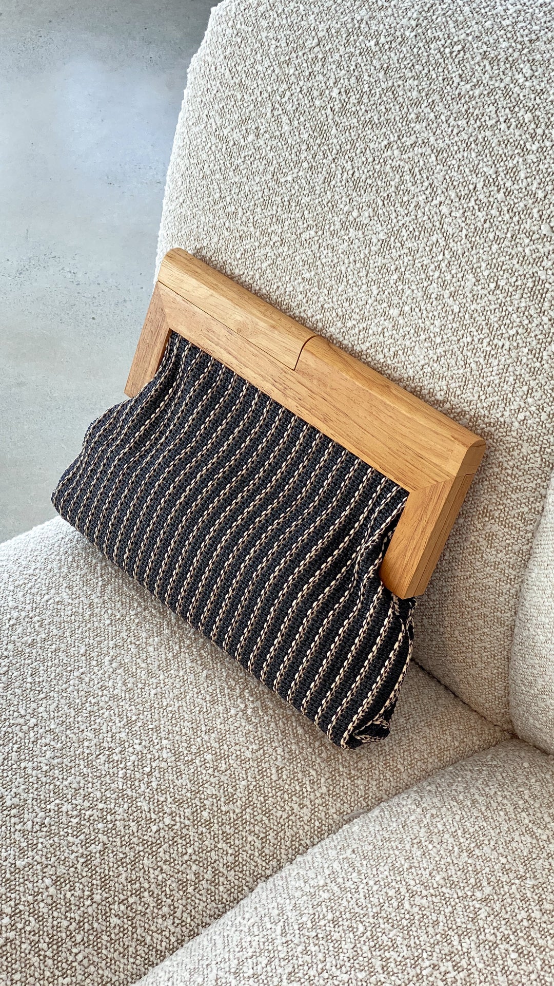 Clutch Zoey com Listras Finas e Estrutura de Madeira - Preto