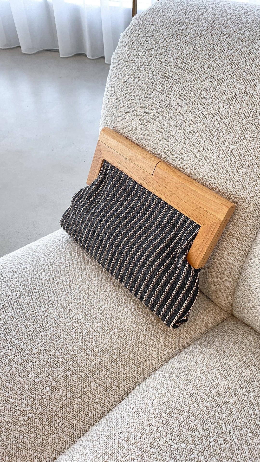 Clutch Zoey com Listras Finas e Estrutura de Madeira - Preto