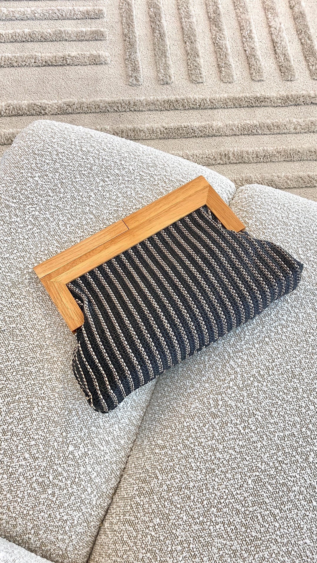 Clutch Zoey com Listras Finas e Estrutura de Madeira - Preto