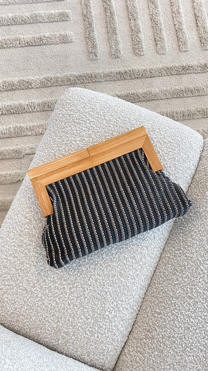 Clutch Zoey com Listras Finas e Estrutura de Madeira - Preto