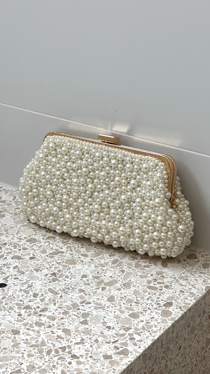 Clutch Norma Jean em Pérola Falsa - Creme e Dourado