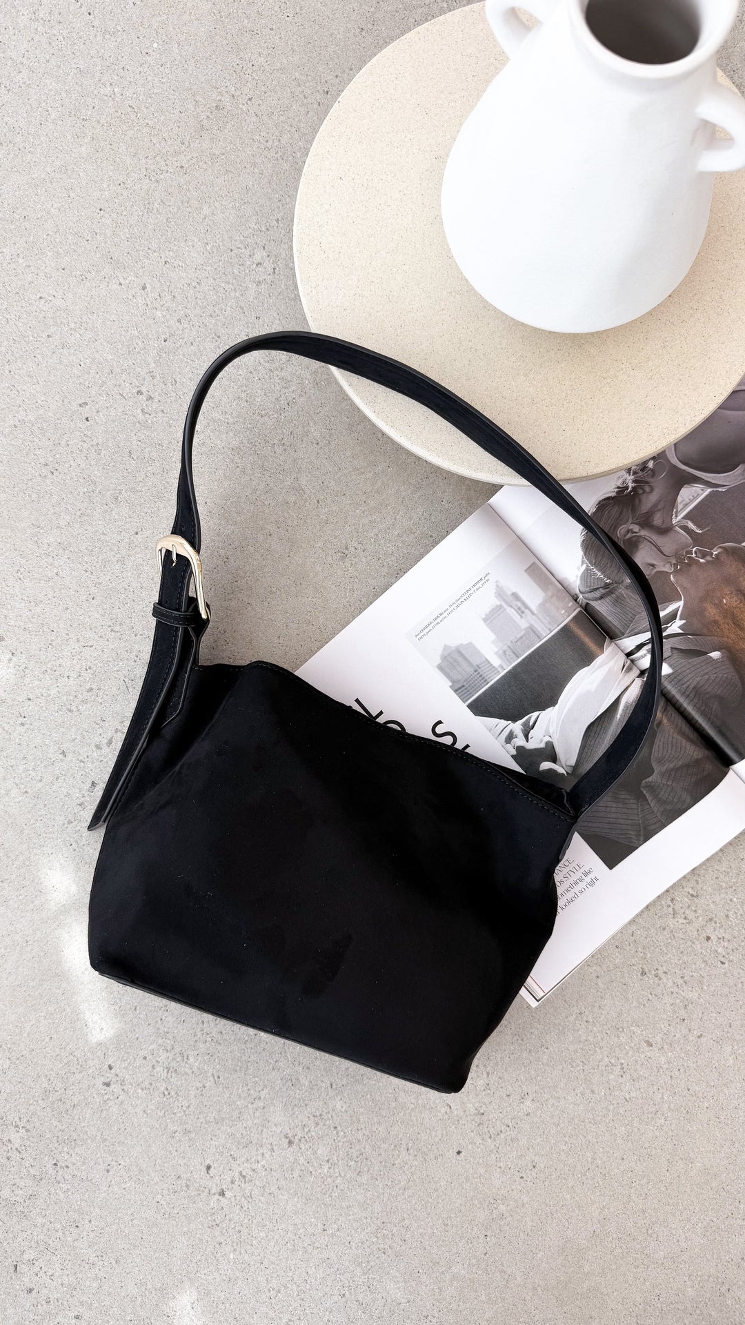 Bolsa de Ombro Freya em Camurça Preta