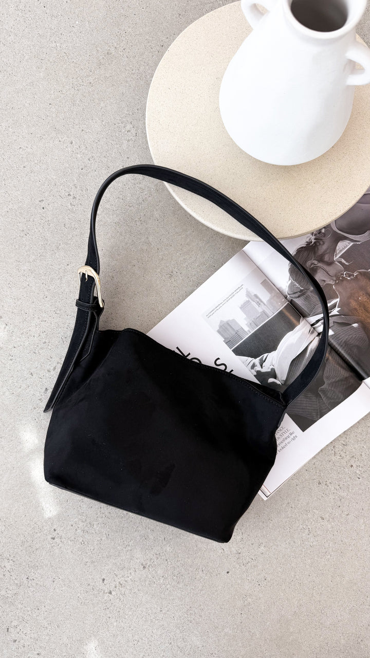 Bolsa de Ombro Freya em Camurça Preta