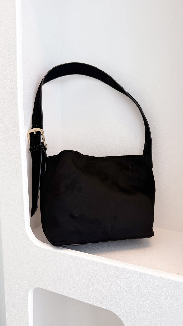Bolsa de Ombro Freya em Camurça Preta